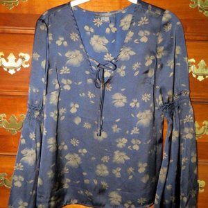Suzy Shier V Neck Front Tie Blue Floral Print Bell Sleeve Blouse Size XS EUC